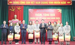 Phó Bí thư Đảng ủy MTTQ, các đoàn thể Trung ương Ngô Văn Cương thăm, tặng quà Tết tại Bắc Ninh 