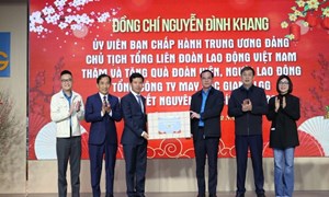 Tổng LĐLĐ Việt Nam trao gần 400 suất quà tới công nhân khó khăn tỉnh Bắc Ninh