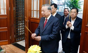Tổng Bí thư Tô Lâm thắp hương tưởng nhớ các đồng chí nguyên lãnh đạo Đảng, Nhà nước