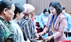 Phó Chủ tịch UBTW MTTQ Việt Nam, Chủ tịch Hội LHPN Việt Nam Nguyễn Thị Tuyến thăm, tặng quà phụ nữ và trẻ em khó khăn tại Chương Mỹ