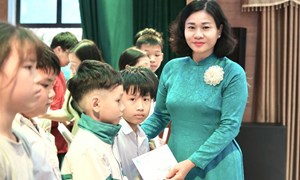 Phó Chủ tịch Ủy ban Trung ương MTTQ Việt Nam, Chủ tịch Hội LHPN Việt Nam Nguyễn Thị Tuyến trao quà cho phụ nữ, trẻ em tại 4 xã ở Hà Nội