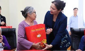 Phó Chủ tịch - Tổng Thư ký Ủy ban Trung ương MTTQ Việt Nam Hà Thị Nga tiếp xúc cử tri xã Tân Uyên, tỉnh Lai Châu