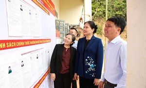 Phó Chủ tịch - Tổng Thư ký Ủy ban Trung ương MTTQ Việt Nam Hà Thị Nga tiếp xúc cử tri tại xã Nậm Sỏ, tỉnh Lai Châu 