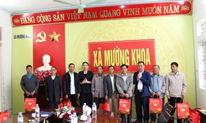 Phó Chủ tịch - Tổng Thư ký Ủy ban Trung ương MTTQ Việt Nam Hà Thị Nga tiếp xúc cử tri xã Mường Khoa, tỉnh Lai Châu