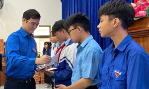 Phó Chủ tịch UBTƯ MTTQ Việt Nam, Bí thư thứ nhất TƯ Đoàn Bùi Quang Huy thăm, tặng quà tại Gia Lai