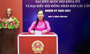 Chủ tịch Hội LHPN Việt Nam Lê Thị Thủy bỏ phiếu bầu cử tại phường Xuân Đỉnh, Hà Nội