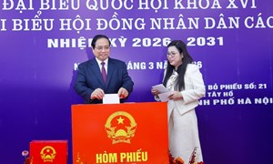 Thủ tướng Phạm Minh Chính cùng cử tri bỏ phiếu bầu cử tại phường Tây Hồ, Hà Nội