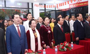 Trưởng Ban Tuyên giáo và Dân vận Trung ương Trịnh Văn Quyết cùng cử tri bỏ phiếu bầu cử