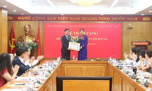 Phó Chủ tịch - Tổng Thư ký Hà Thị Nga trao tặng Huy hiệu 30 năm tuổi Đảng cho đồng chí Cao Xuân Thạo