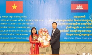 Chủ tịch Ủy ban MTTQ Việt Nam tỉnh An Giang chúc Tết Chôl Chnăm Thmây tại tỉnh Kandal