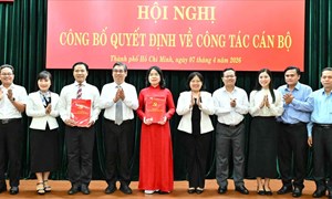 Thành phố Hồ Chí Minh: Chủ tịch Ủy ban MTTQ Việt Nam thành phố trao quyết định về công tác cán bộ 