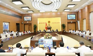 Ủy ban Thường vụ Quốc hội cho ý kiến về dự thảo Nghị quyết giảm thuế xăng, dầu