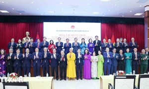 Thường trực Ban Bí thư Trần Cẩm Tú gặp gỡ cán bộ Đại sứ quán và cộng đồng người Việt tại Lào