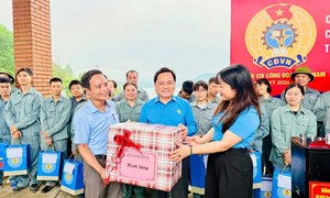 Phó Chủ tịch UBTW MTTQ Việt Nam, Chủ tịch Tổng LĐLĐ Việt Nam Nguyễn Anh Tuấn thăm, tặng quà người lao động tại Thái Nguyên