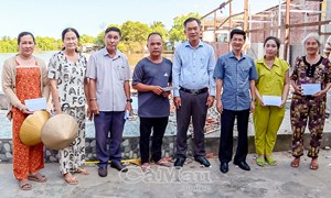 Cà Mau: Ủy ban MTTQ Việt Nam tỉnh hỗ trợ các hộ dân bị thiệt hại do sạt lở đất tại phường Tân Thành 