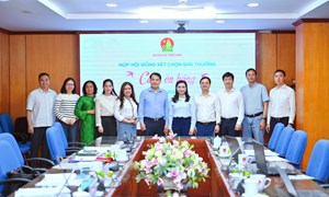 Họp Hội đồng xét trao Giải thưởng Cánh én hồng và Giải thưởng Kim Đồng