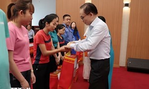 Bộ trưởng Bộ Ngoại giao Lê Hoài Trung trao quà cho gia đình chính sách, hộ nghèo và các công nhân có hoàn cảnh khó khăn tại Phú Thọ