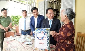 Trưởng Ban Tuyên giáo và Dân vận Trung ương Trịnh Văn Quyết tặng quà tại Huế