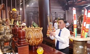 Thường trực Ban Bí thư Trần Cẩm Tú dâng hương, tưởng niệm các anh hùng, liệt sỹ tại tỉnh Điện Biên