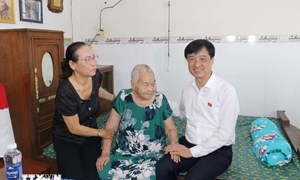 Trưởng ban Tổ chức Trung ương Nguyễn Duy Ngọc thăm, tặng quà tại thành phố Cần Thơ