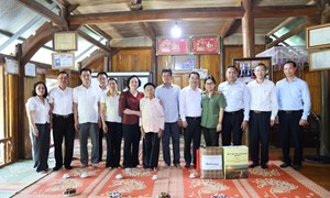 Phó Thủ tướng Phạm Thị Thanh Trà thăm, tặng quà gia đình chính sách, công nhân và hộ nghèo tại Lào Cai