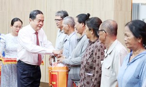 Chủ tịch Quốc hội Trần Thanh Mẫn thăm, tặng quà gia đình chính sách, công nhân, người lao động tỉnh An Giang