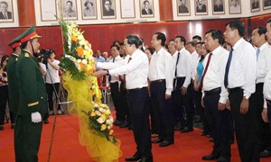 Chủ tịch Quốc hội Trần Thanh Mẫn dâng hương tưởng niệm Chủ tịch Hồ Chí Minh và tri ân người có công tại An Giang