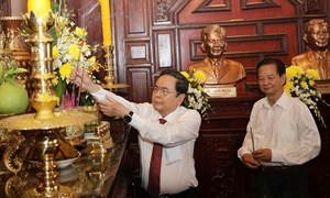 Chủ tịch Quốc hội Trần Thanh Mẫn dâng hương tưởng niệm Chủ tịch Hồ Chí Minh và tri ân người có công tại An Giang