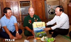Trưởng Ban Tuyên giáo và Dân vận Trung ương Trịnh Văn Quyết tri ân các gia đình chính sách ở Tuyên Quang