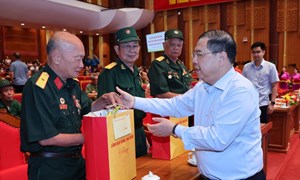 Phó Thủ tướng Thường trực Phạm Gia Túc thăm, tặng quà người có công, công nhân, người lao động tỉnh Quảng Ninh