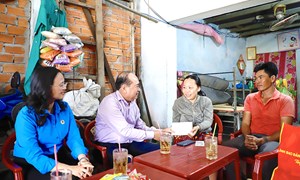 Cần Thơ: Thường trực Ủy ban MTTQ Việt Nam thành phố thăm, tặng quà công nhân bị tai nạn lao động 