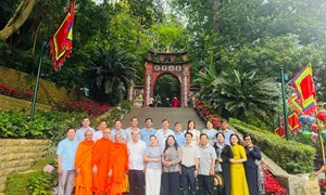 Đoàn công tác Ủy ban MTTQ Việt Nam thành phố Cần Thơ dâng hương tại Đền Hùng