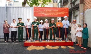 Thành phố Hồ Chí Minh: Ủy ban MTTQ Việt Nam thành phố xóa nhà dột nát cho các gia đình chính sách