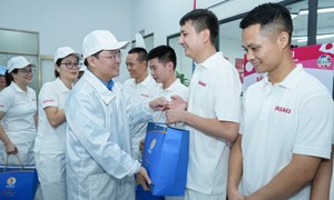 Tổng Liên đoàn Lao động Việt Nam tặng quà cho công nhân lao động tại Bắc Ninh 