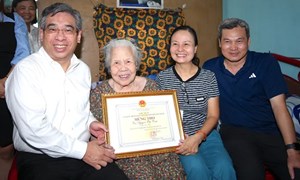 Thành phố Hồ Chí Minh: Chủ tịch Ủy ban MTTQ Việt Nam thành phố thăm, chúc thọ người cao tuổi 