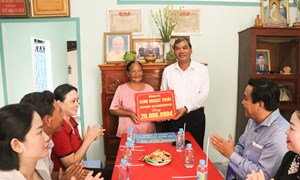 Vĩnh Long: Ủy ban MTTQ Việt Nam tỉnh trao nhà tình nghĩa cho gia đình chính sách tại xã Trung Thành
