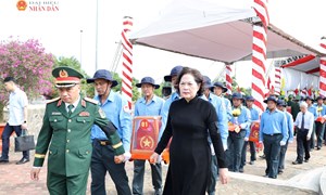 Phó Chủ tịch Quốc hội Nguyễn Thị Hồng dự Lễ truy điệu và an táng 68 hài cốt liệt sĩ tại Đồng Tháp