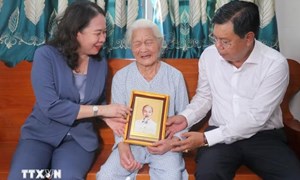 Phó Chủ tịch nước thăm, tặng quà gia đình chính sách, người có công tại An Giang