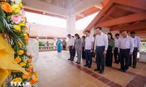Phó Chủ tịch nước dâng hương tưởng niệm các Anh hùng liệt sỹ tại Tây Ninh
