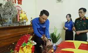 Trung ương Đoàn TNCS Hồ Chí Minh dâng hương Đền thờ các Anh hùng liệt sĩ mặt trận Vị Xuyên
