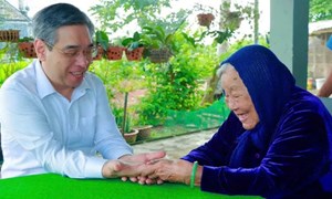 Thành phố Hồ Chí Minh: Chủ tịch Ủy ban MTTQ Việt Nam thành phố thăm, tri ân Mẹ Việt Nam Anh hùng