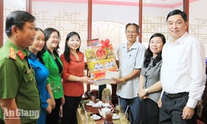 An Giang: Ủy ban MTTQ Việt Nam tỉnh thăm gia đình người có công tại phường Long Xuyên