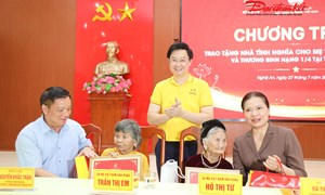 Phó Chủ tịch - Tổng thư ký Hà Thị Nga trao tặng nhà ở tri ân Mẹ Việt Nam Anh hùng, thương binh nặng tại Nghệ An