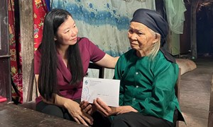 Trung ương Hội LHPN Việt Nam thăm, tặng quà gia đình chính sách tại Cao Bằng