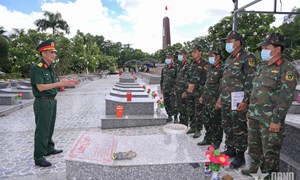An Giang: Thăm, động viên đội lấy mẫu ADN hài cốt liệt sĩ tại Nghĩa trang Liệt sĩ Tri Tôn