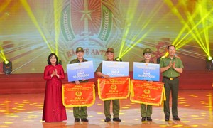 Chủ tịch Bùi Thị Minh Hoài trao giải cho lực lượng bảo vệ an ninh, trật tự ở cơ sở giỏi toàn quốc 2026