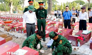 Lâm Đồng: Phát hiện một số di vật trong mộ liệt sỹ tại Nghĩa trang Bình Thuận