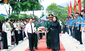 Phó Chủ tịch Quốc hội Nguyễn Thị Hồng dự Lễ truy điệu và an táng 47 hài cốt liệt sĩ tại Lai Châu