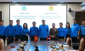 Tổng LĐLĐ Việt Nam hội đàm với Chủ tịch Trung ương Liên hiệp Công đoàn Lào