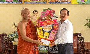 Cà Mau: Ủy ban MTTQ Việt Nam tỉnh thăm, tặng quà chùa Monivongsa Bopharam nhân dịp lễ Vu Lan